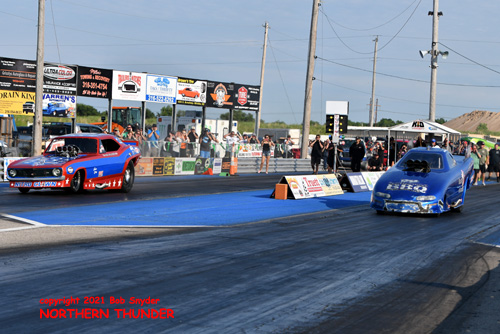 Daniel Butherus - 'Rat-A-Tude' (right 
lane) vs Dave Gallegos - 'Nitro Clown' (left lane)